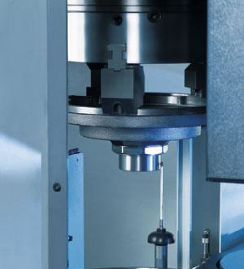 安裝在車床穩(wěn)定的聚酯花崗石基礎(chǔ)上的一只接觸式探頭作為工序間量規(guī)來測量工件，測量精度達(dá)到±2μm